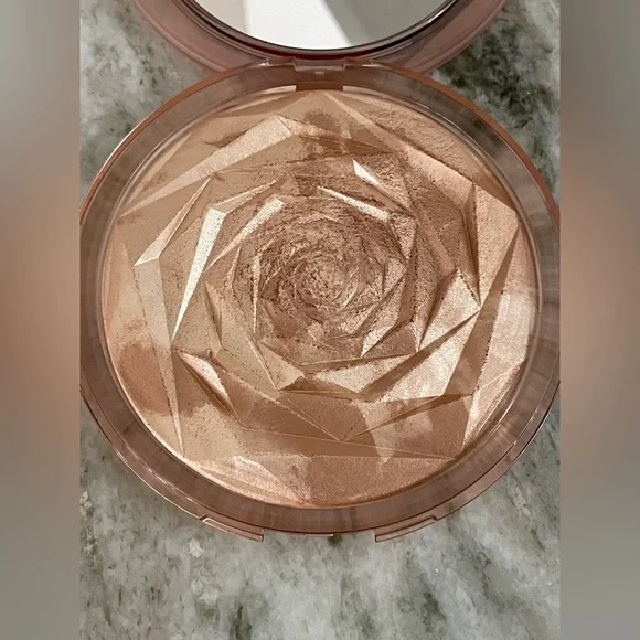 🥇HUDA BEAUTY N.Y.M.P. Highlighter, FLORA 
Very Rare!! Made in Italy - Picture 9 of 14